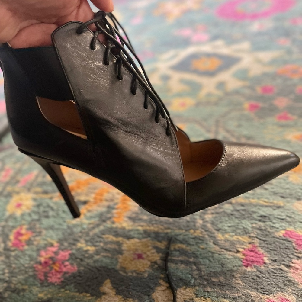 Banana Repyblic Cutout Heel Bootie barely worn !